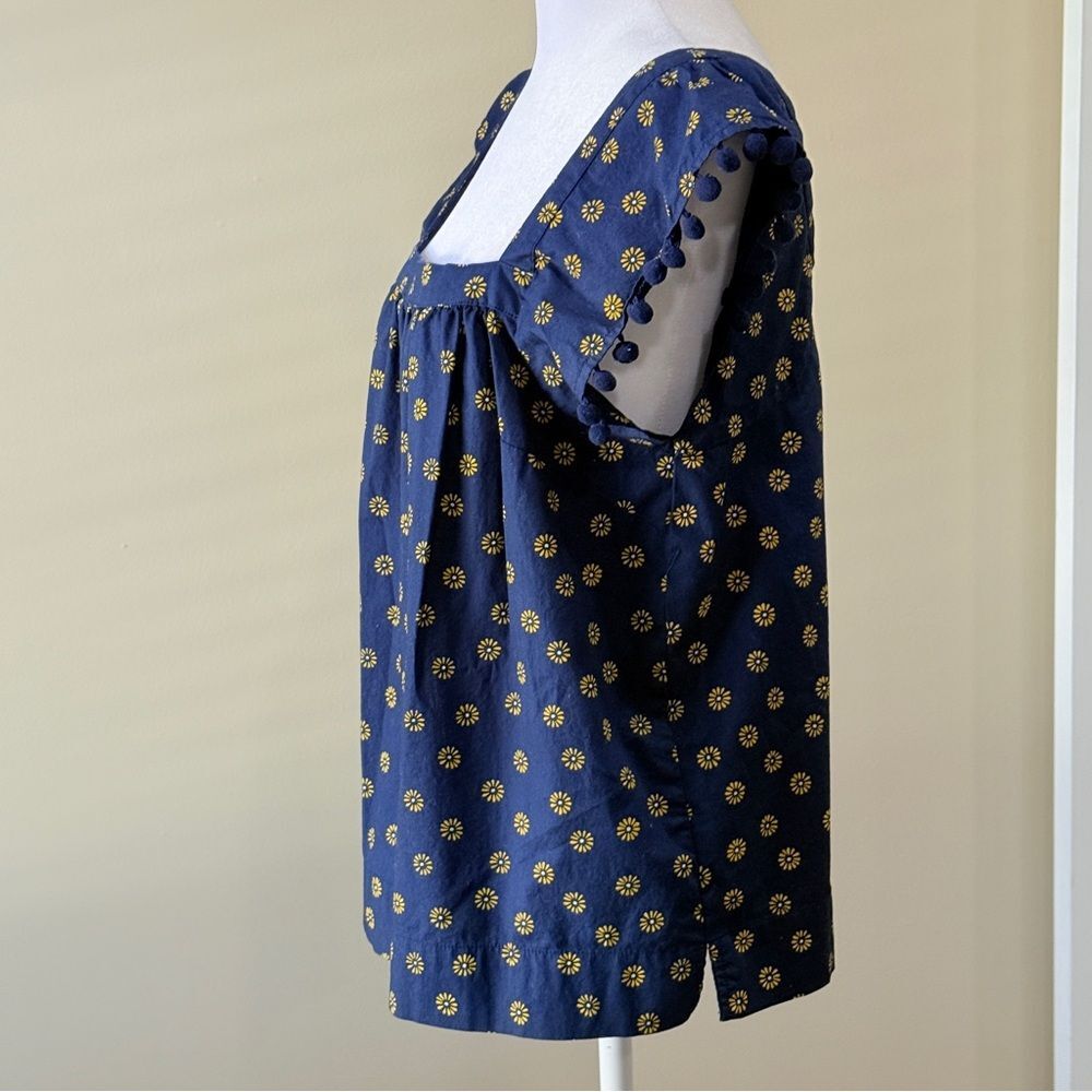 J. Crew Blue Smock Top Daisy Print
Square Neck Size 6 - Picture 5 of 8